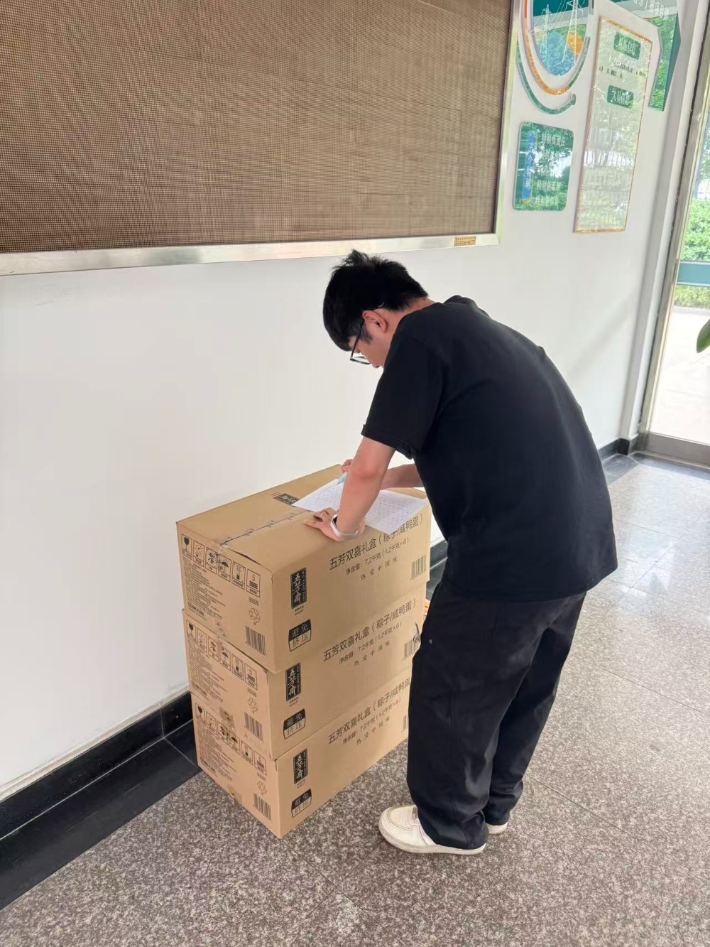 员工们有序排队领取端午礼盒，现场气氛温馨